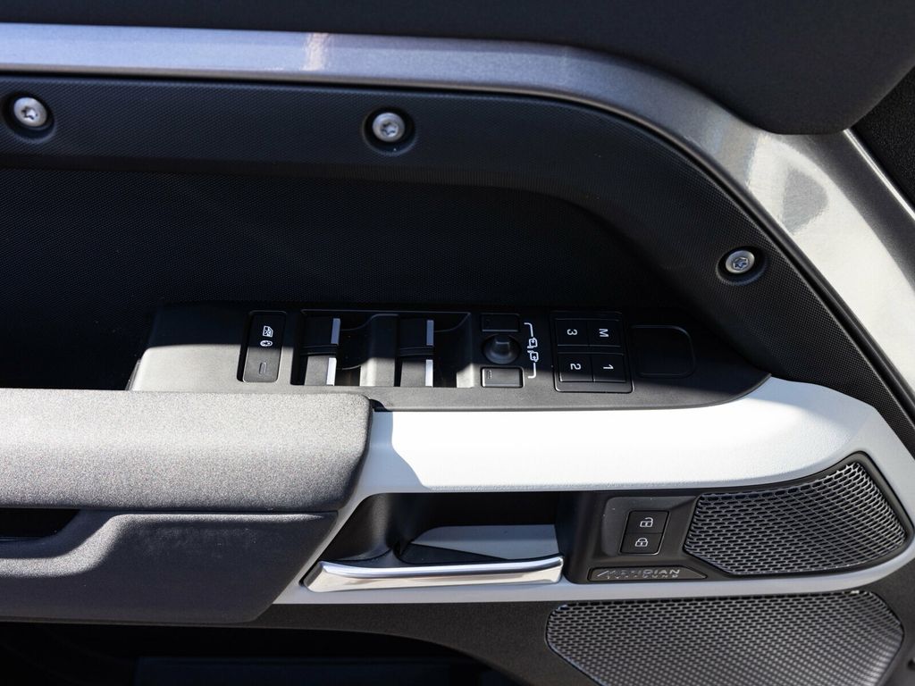 2023 Land Rover Defender 110 X-Dynamic SE AWD, Cold Climate Pack, Extend. Black, Hitch - 22951878 - 25