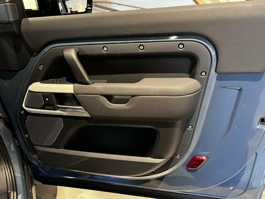 2023 Land Rover Defender LocalTrade/20"Wheels/WindsorLeather/MeridianSound/ColdClimatePkg - 23081938 - 17