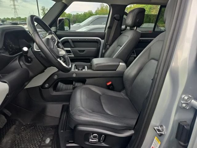 2023 Land Rover Defender SE's photo