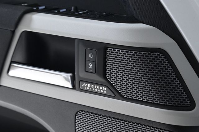 2023 Land Rover Defender 110 SE - 22953530 - 18