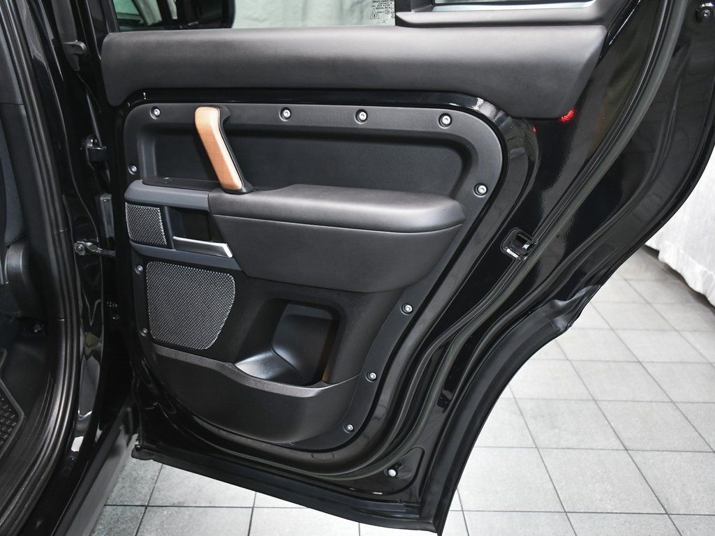2023 Land Rover Defender 110 photo 6