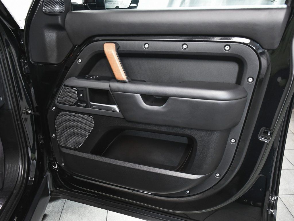 2023 Land Rover Defender 110 photo 7