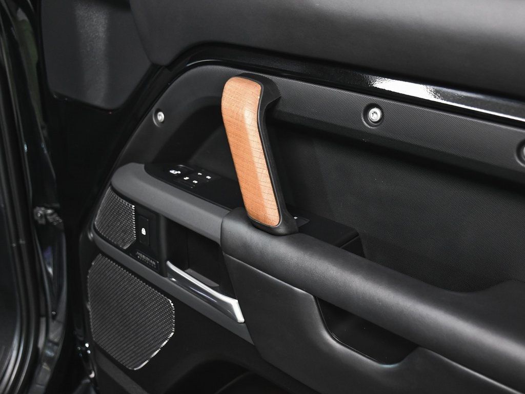 2023 Land Rover Defender 110 photo 8