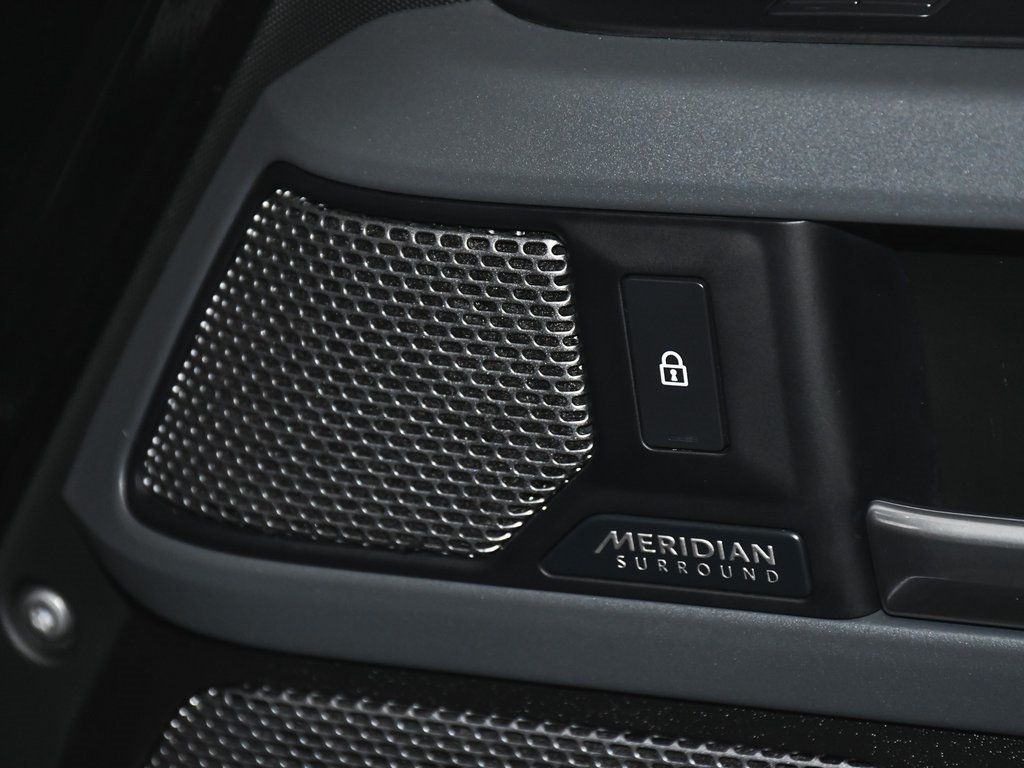 2023 Land Rover Defender 110 photo 9