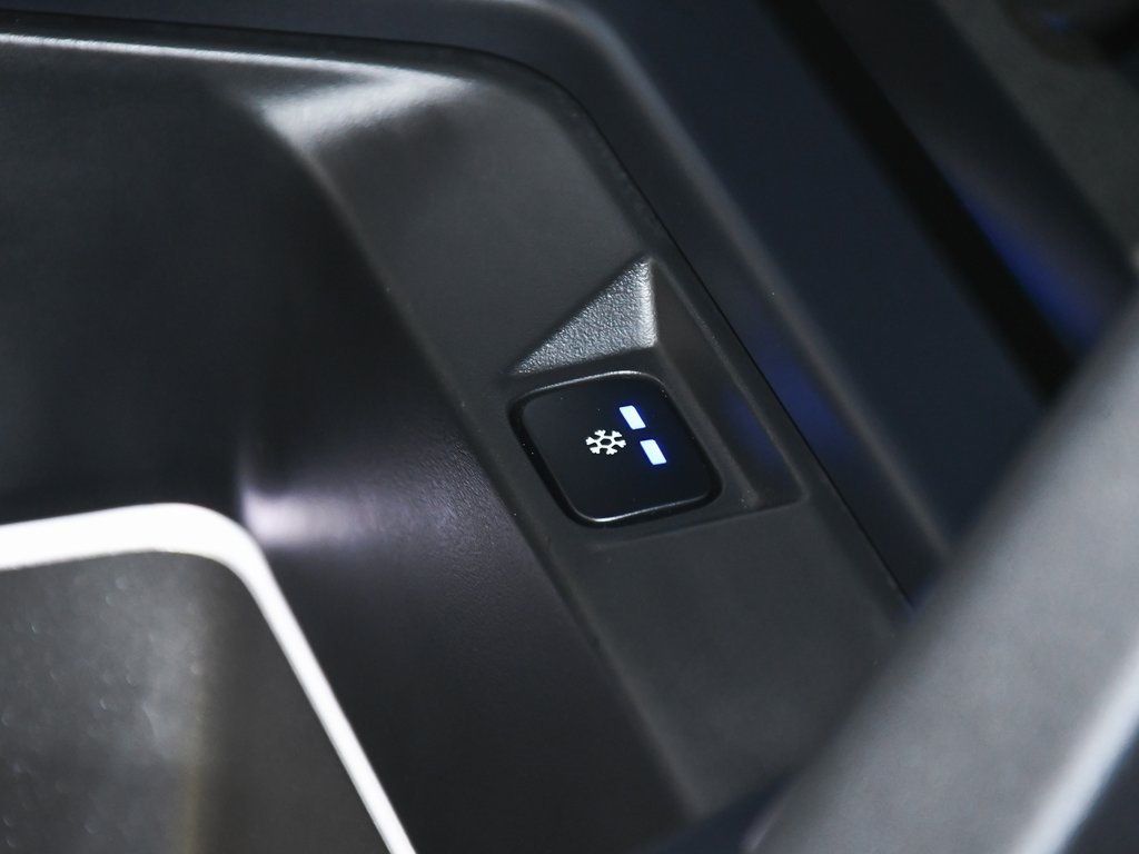 2023 Land Rover Defender 110 photo 33