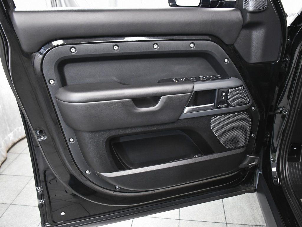 2023 Land Rover Defender 110 photo 3
