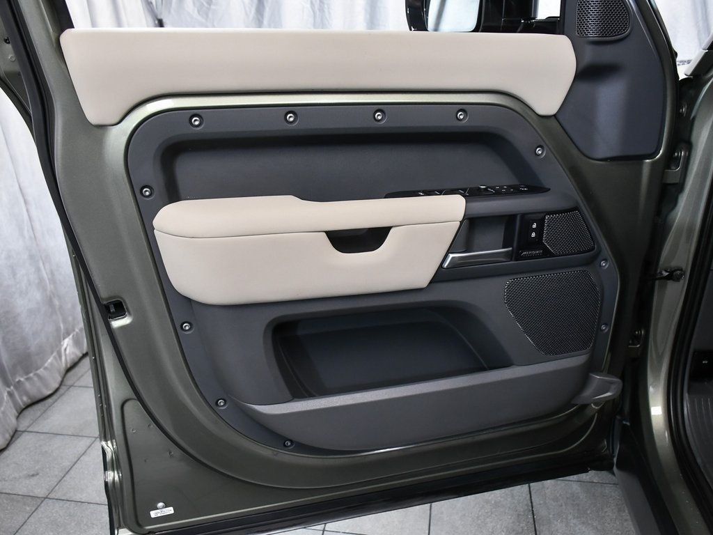 2023 Land Rover Defender 110 X-Dynamic SE photo 9