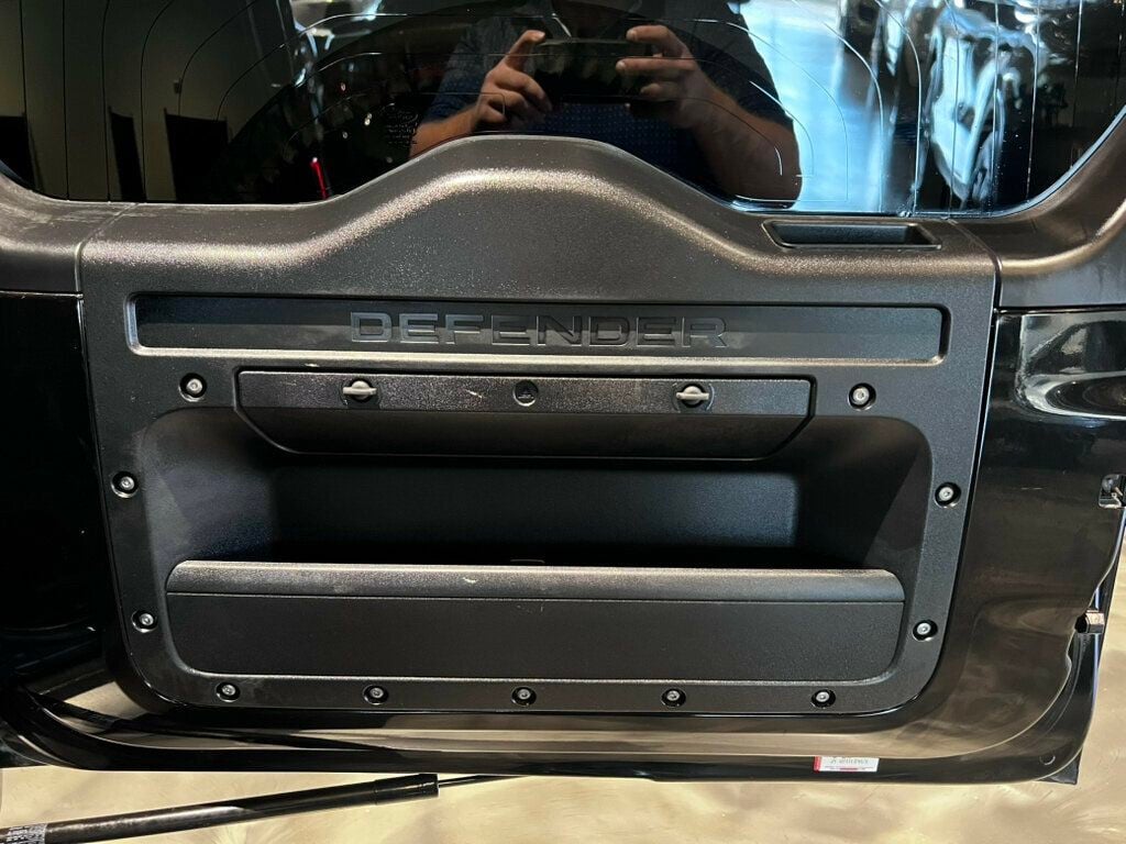 2023 Land Rover Defender 130 SE130AWD/22"GlossBlackWheels/BlackExteriorPkg/8-Passenger - 23075481 - 18