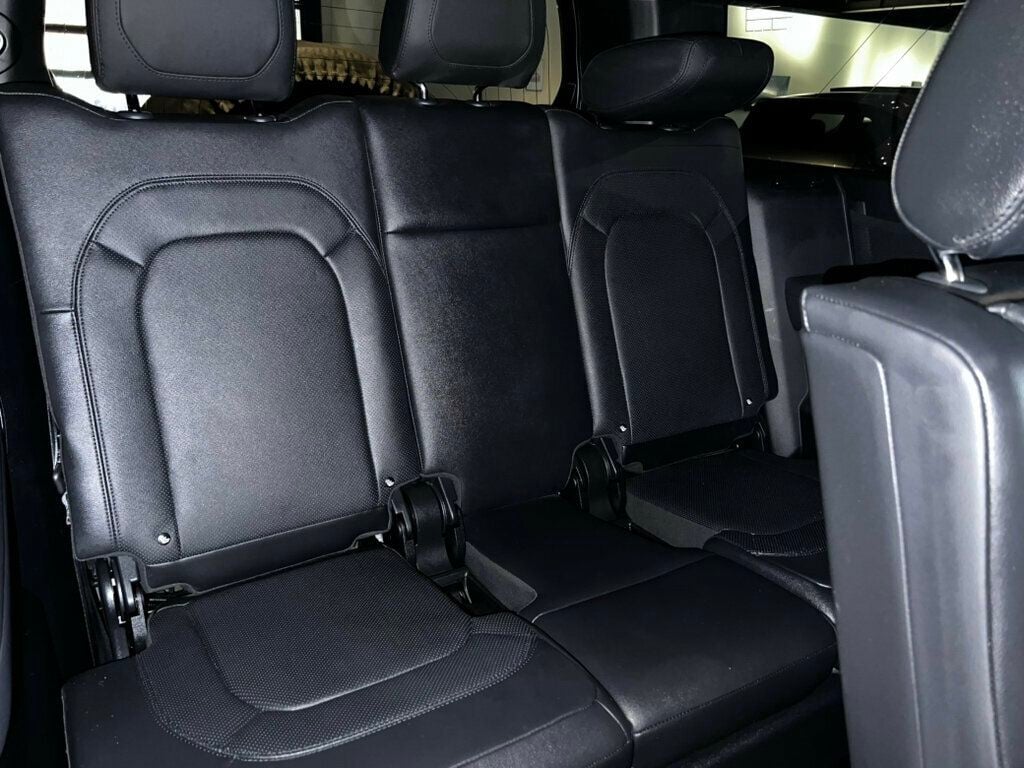 2023 Land Rover Defender 130 SE130AWD/22"GlossBlackWheels/BlackExteriorPkg/8-Passenger - 23075481 - 19