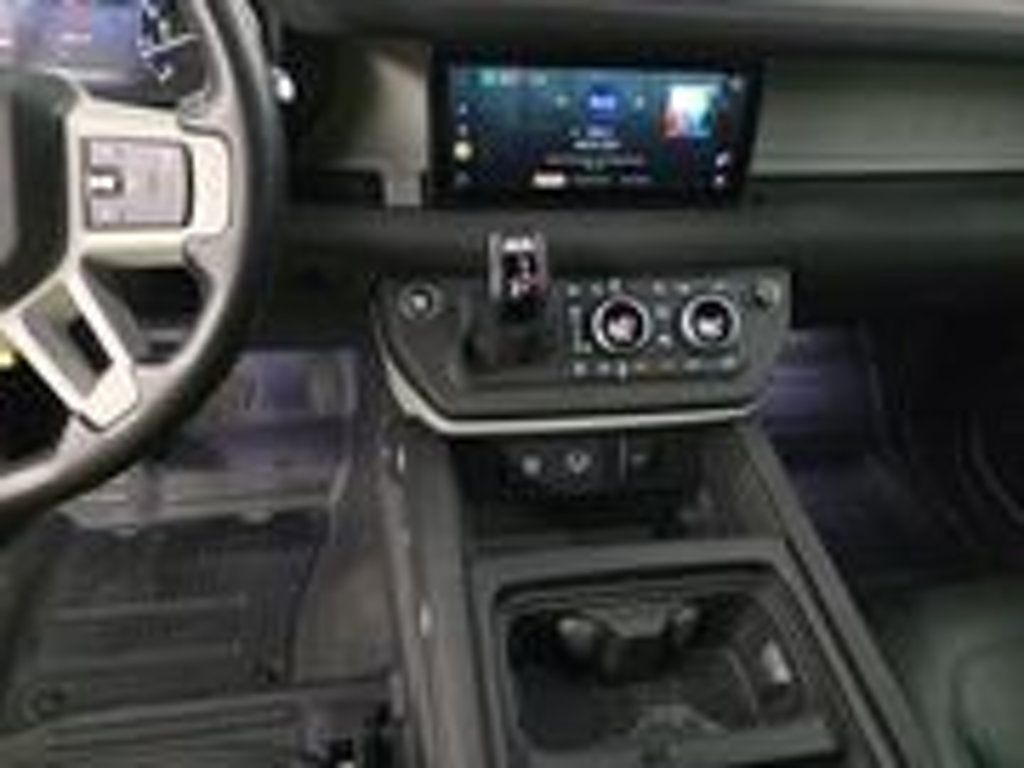 2023 Land Rover Defender 90 S photo 3