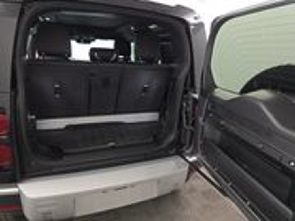 2023 Land Rover Defender 90 S photo 4