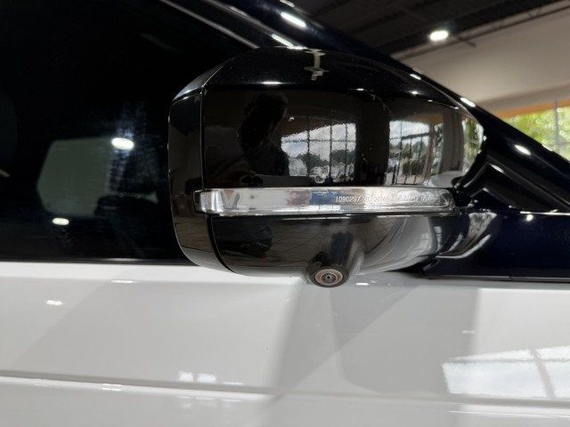 2023 Land Rover Discovery P300 S S R-Dynamic photo 11
