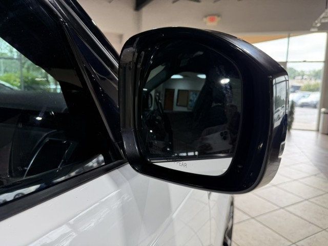 2023 Land Rover Discovery P300 S S R-Dynamic photo 12