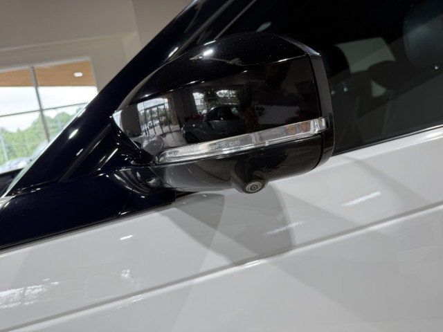 2023 Land Rover Discovery P300 S S R-Dynamic photo 13