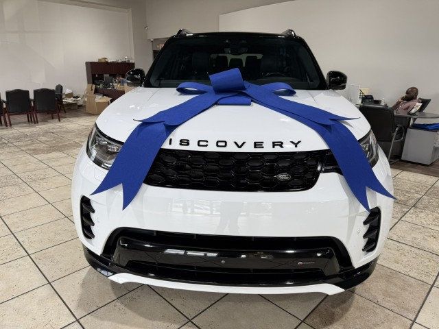 2023 Land Rover Discovery P300 S S R-Dynamic photo 2