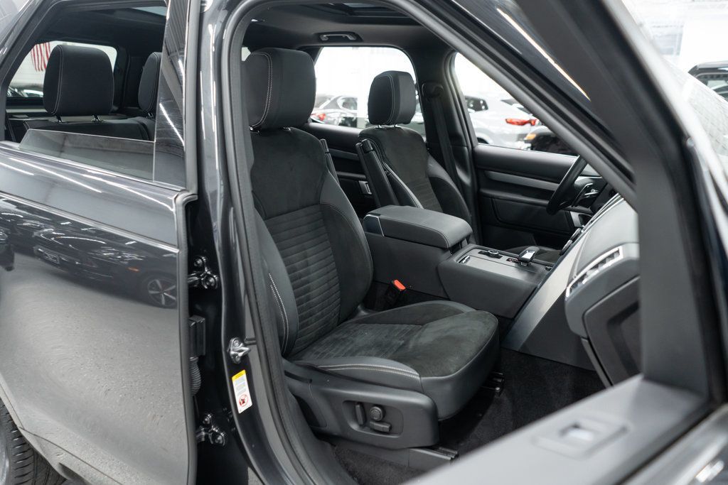 2023 Land Rover Discovery P300 S S R-Dynamic photo 9