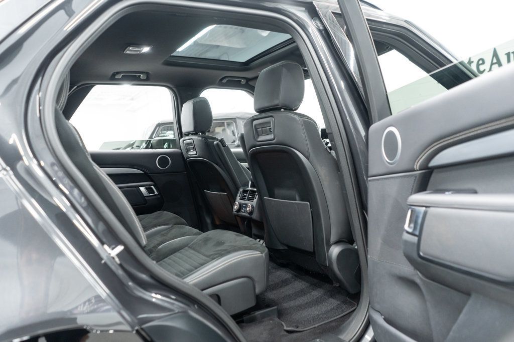2023 Land Rover Discovery P300 S S R-Dynamic photo 10