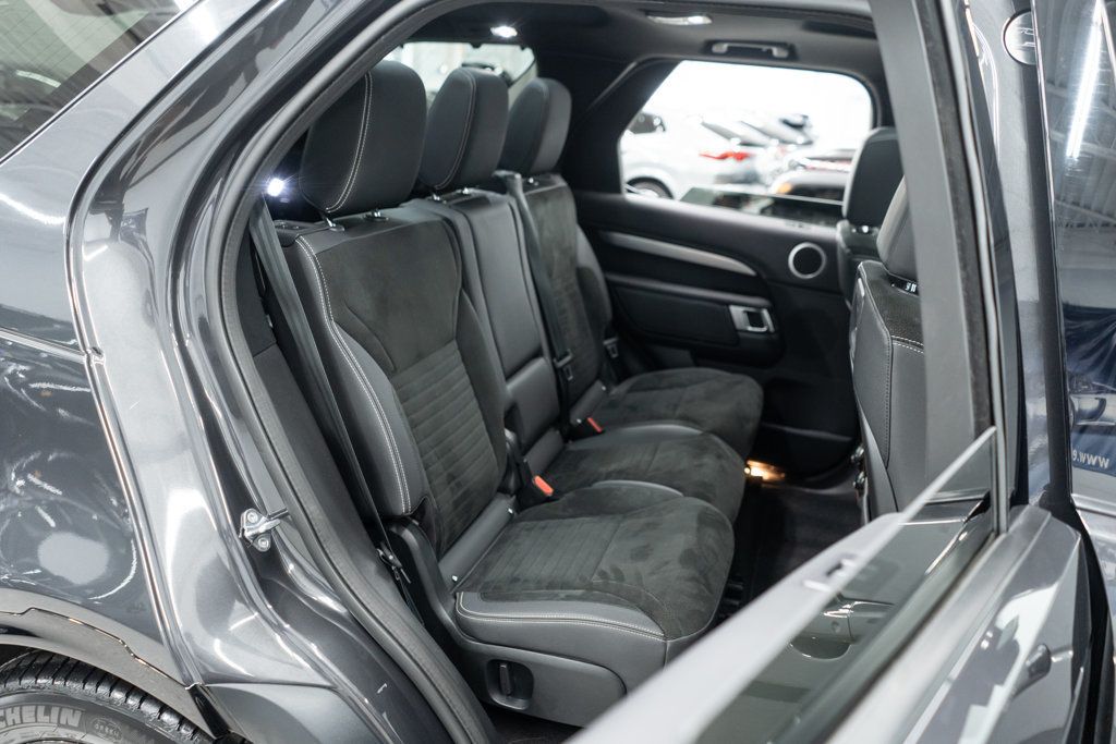 2023 Land Rover Discovery P300 S S R-Dynamic photo 11
