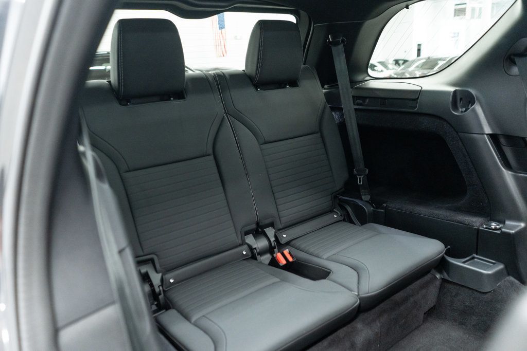 2023 Land Rover Discovery P300 S S R-Dynamic photo 12