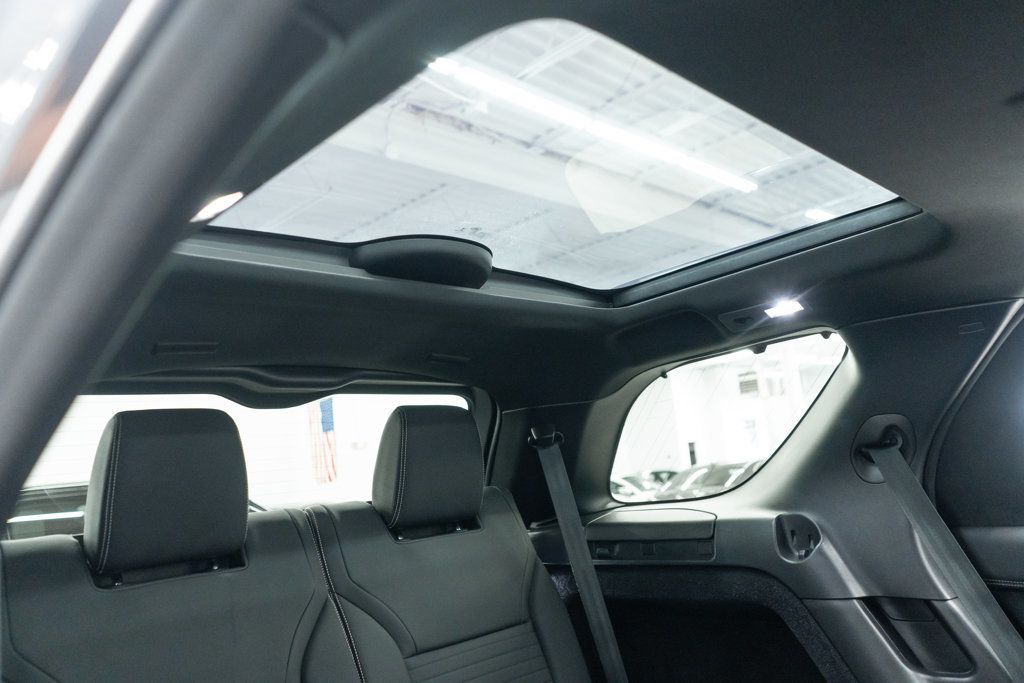2023 Land Rover Discovery P300 S S R-Dynamic photo 13