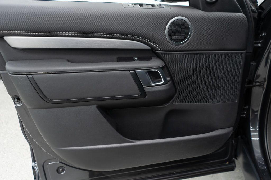 2023 Land Rover Discovery P300 S S R-Dynamic photo 17