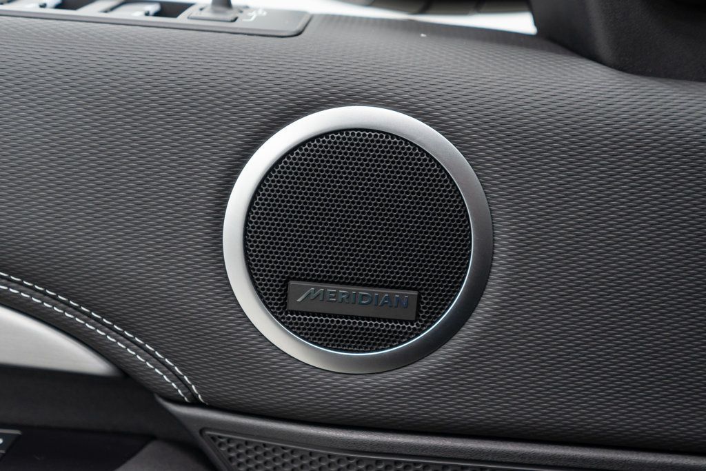 2023 Land Rover Discovery P300 S S R-Dynamic photo 18