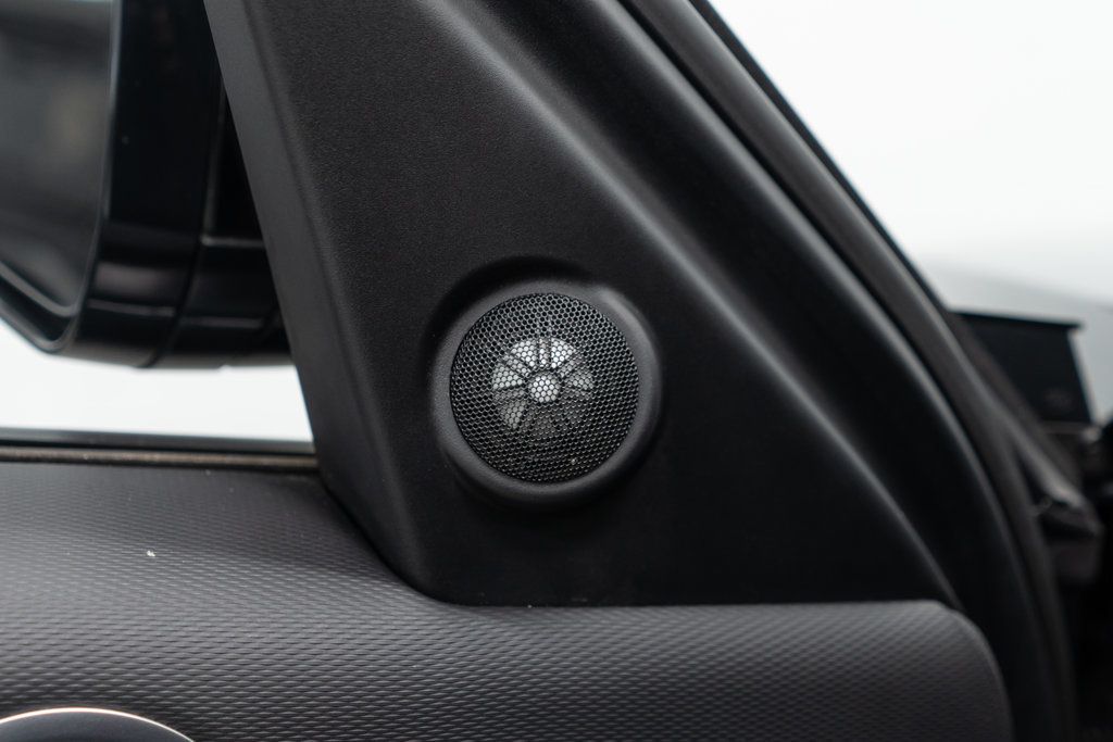 2023 Land Rover Discovery P300 S S R-Dynamic photo 19