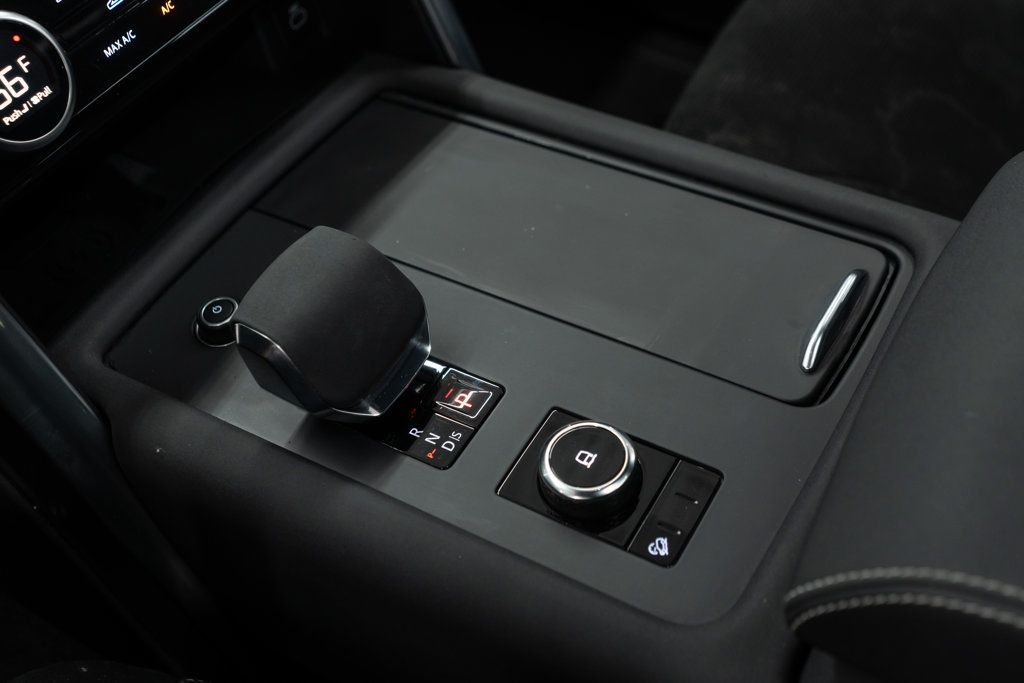 2023 Land Rover Discovery P300 S S R-Dynamic photo 21