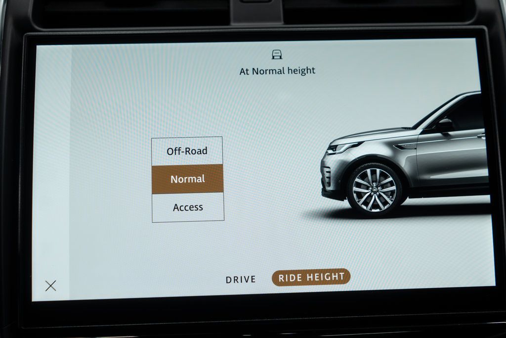 2023 Land Rover Discovery P300 S S R-Dynamic photo 30