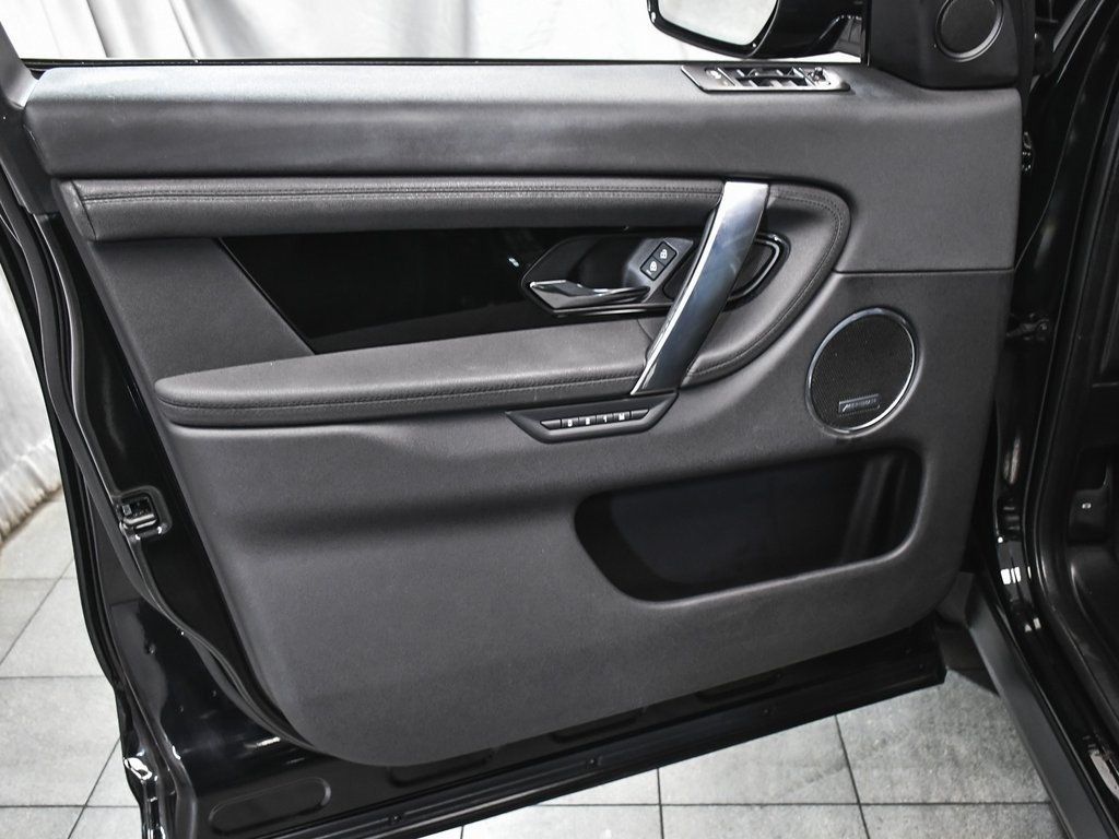 2023 Land Rover Discovery Sport SE photo 3