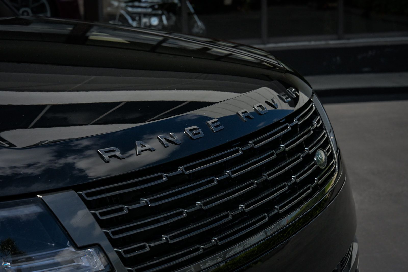 2023 Land Rover Range Rover SE photo 2
