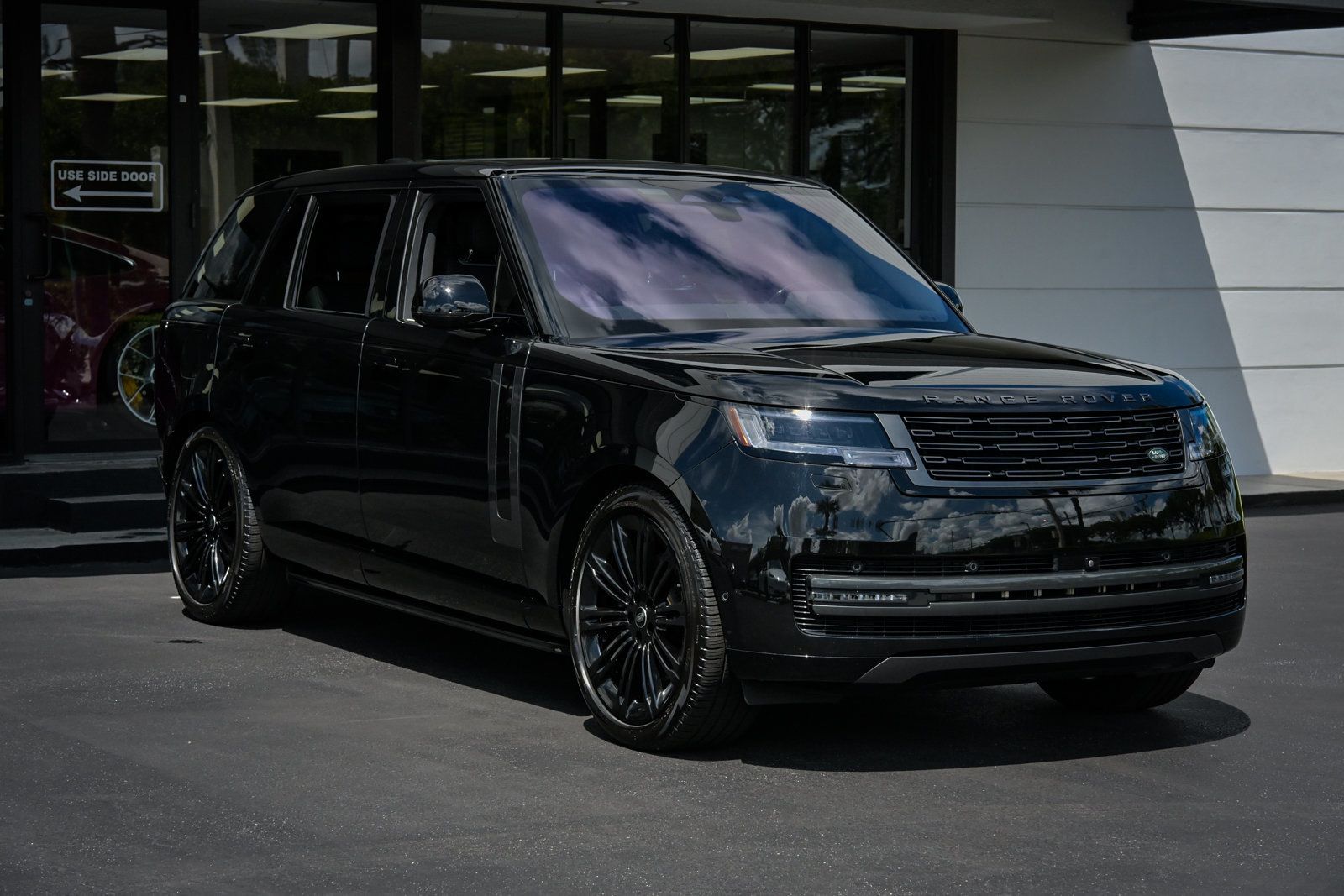 2023 Land Rover Range Rover SE photo 3