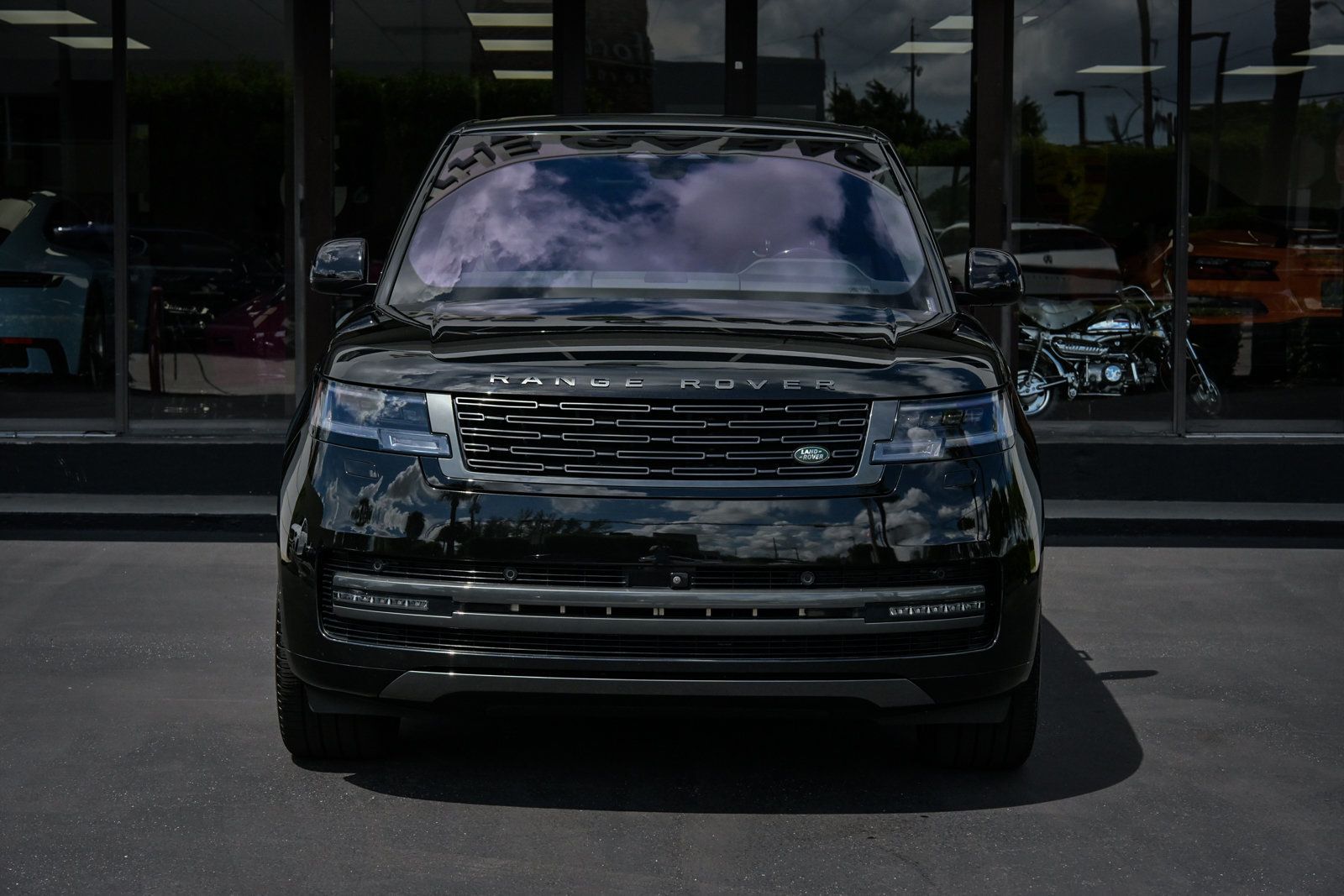 2023 Land Rover Range Rover SE photo 4
