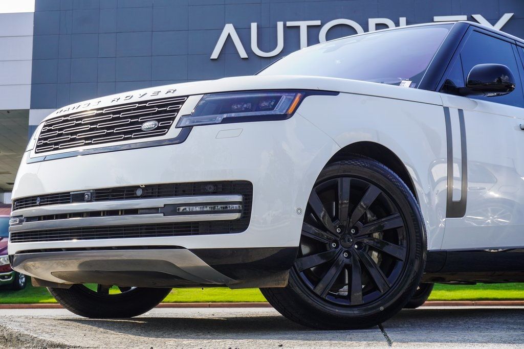 2023 Land Rover Range Rover SE photo 2