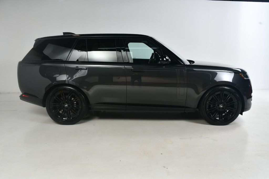 2023 Land Rover Range Rover SE photo 2