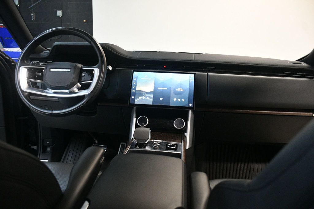 2023 Land Rover Range Rover SE photo 3