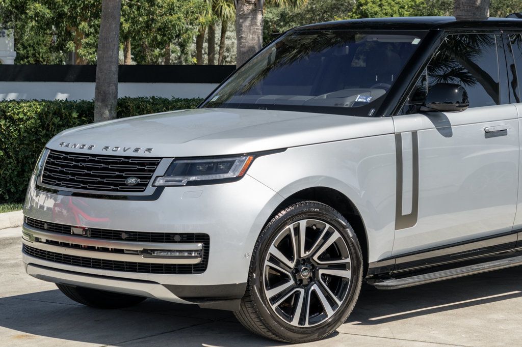2023 Land Rover Range Rover SE photo 2