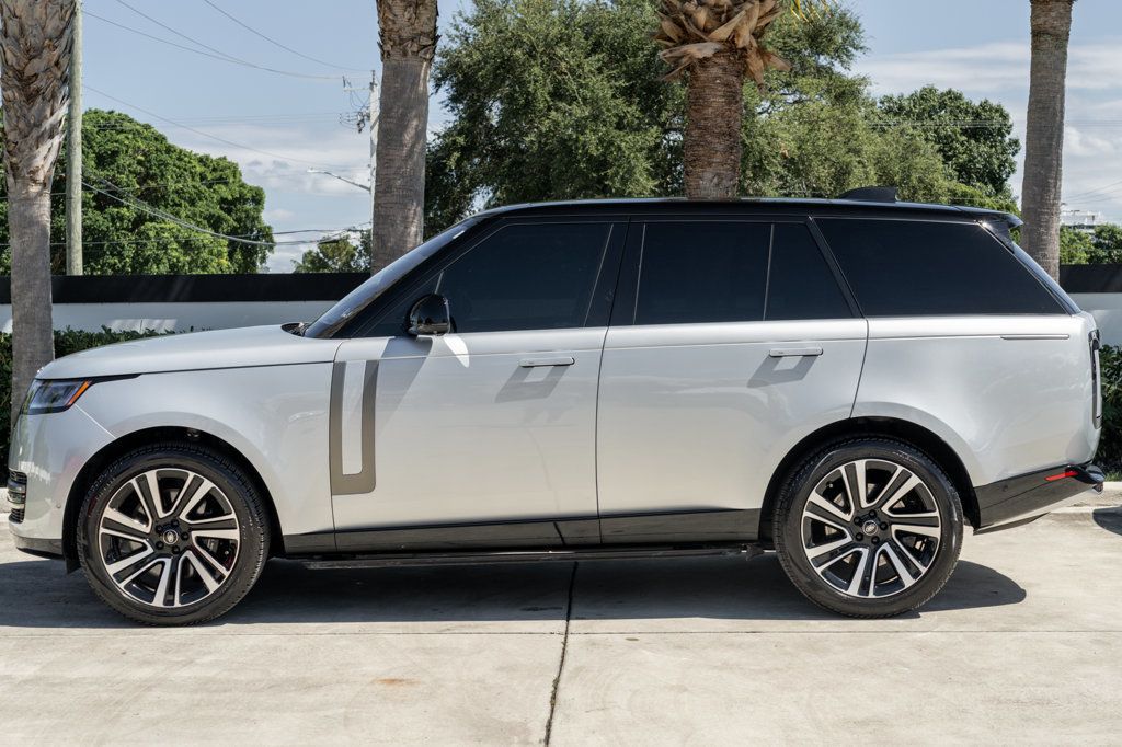 2023 Land Rover Range Rover SE photo 3