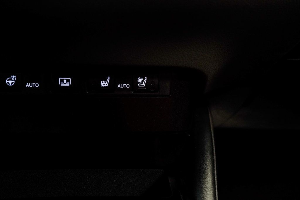Lexus ES photo 27