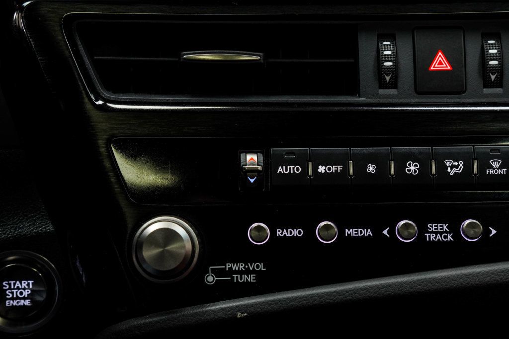 Lexus ES photo 30