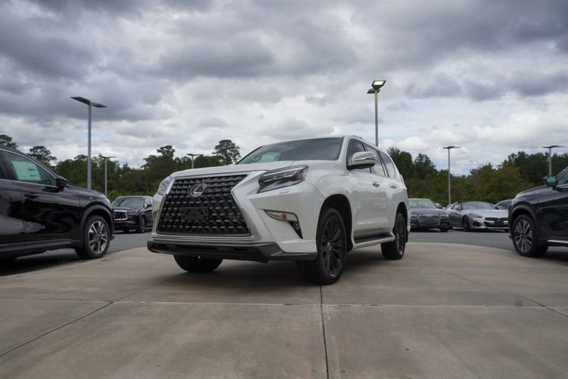 2023 Lexus GX 460 Luxury photo 3