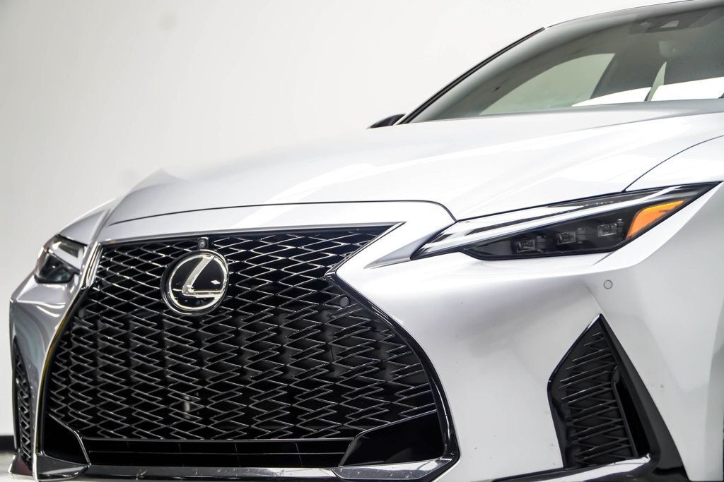 Lexus IS photo 2