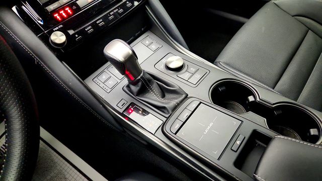 2023 Lexus IS IS 350 F SPORT w/ Navigation, Panoramic View & Power Moonroof - 23030456 - 16