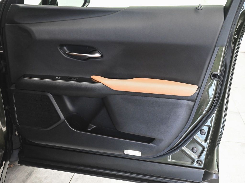 2023 Lexus UX 250h Premium photo 11
