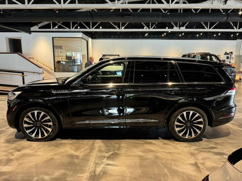 2023 Lincoln Aviator Black Label Grand Touring photo 2