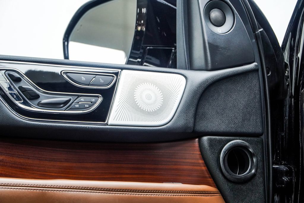 Lincoln Navigator photo 38