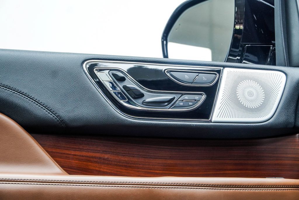 Lincoln Navigator photo 39