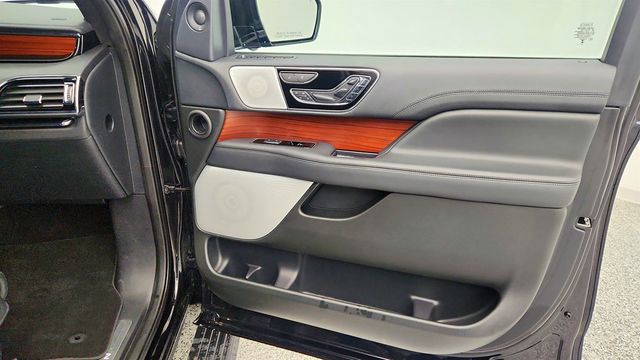 2023 Lincoln Navigator Reserve 4x4 with Equipment 201A & 22'' Wheels - 22963038 - 26