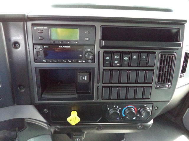 2023 Mack MD6 w/ 26ft Refrigerated Box Thermo King T-1000 & Liftgate - 22872074 - 35