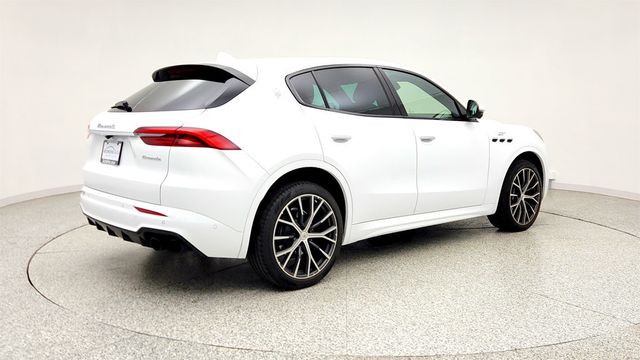 2023 Maserati Grecale GT AWD w/ 21'' Wheels, Driver Assist. Pkg & Neroissimo Pkg - 23022540 - 4